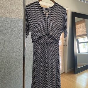 💙Tucker💙 silk dress Women’s size SMALL